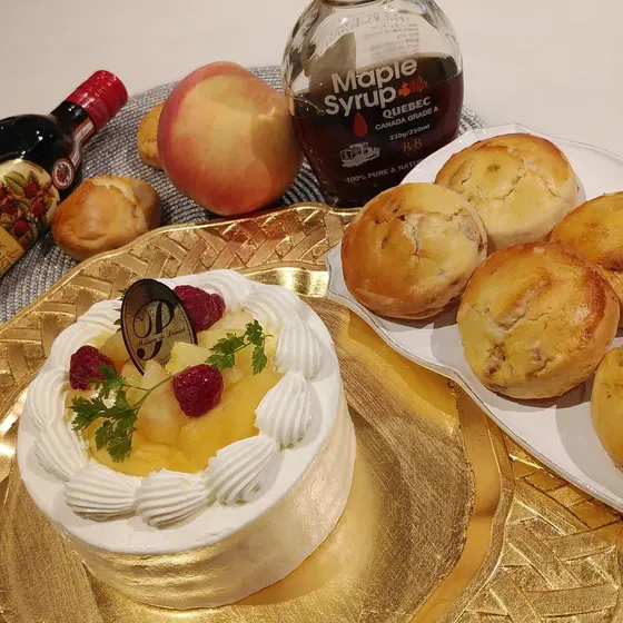 桃とフランボワーズショートケーキとメープルナッツのスコーン