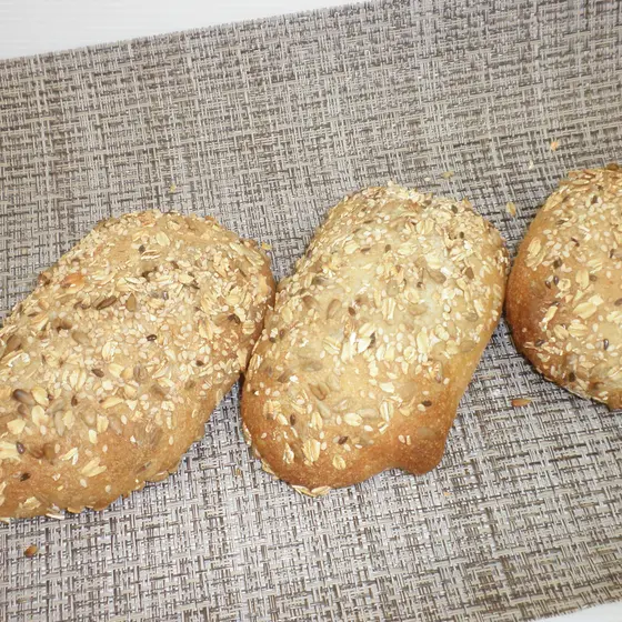ミューズリーパン３個（全粒粉入りの生地の周りにシードミックスをまぶして焼いたパン）