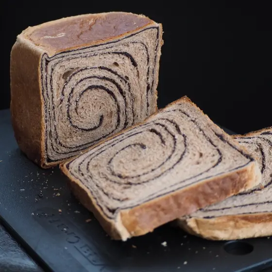 チョコの渦巻き食パン＆メープルシートのくるくるパン