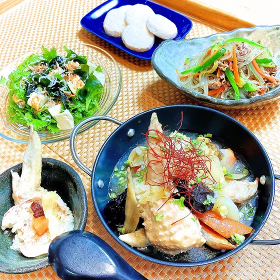 手羽先で参鶏湯&さつまいも春雨の弾力チャプチェ、豆腐と海藻の韓国サラダ、ホロホロ食感のポルボロン
