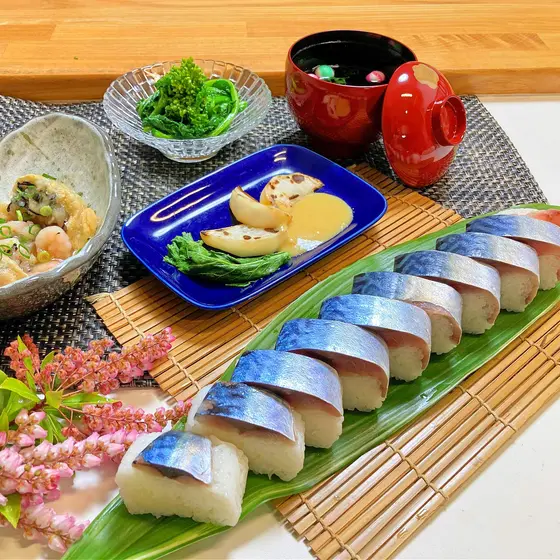 〆サバ棒寿司ドドンと1本、長芋と海老の茶巾煮、菜の花のナムル、焼きカブと柚子味噌、日替わりお吸い物