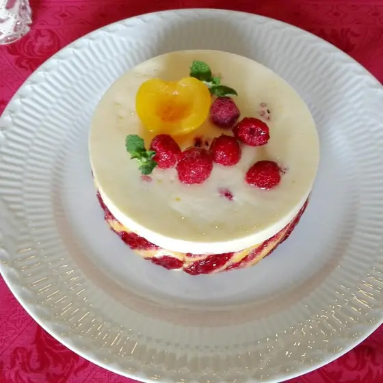 フランス菓子　アプリコットのムース　生姜のケーキ