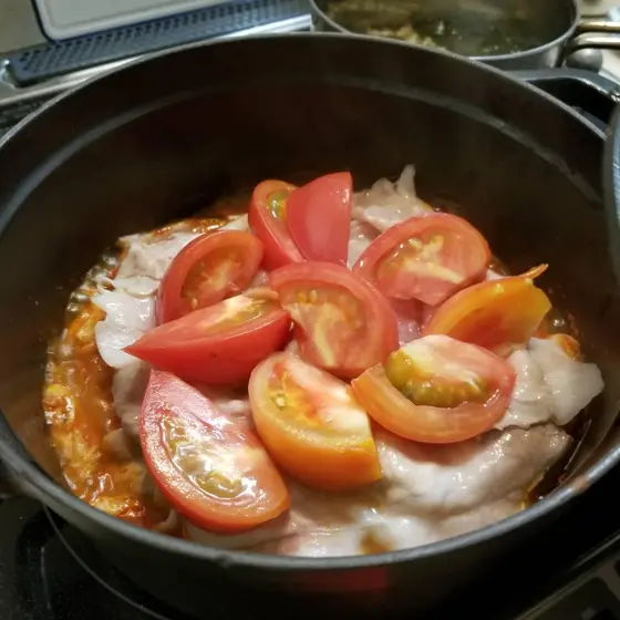 トマトやナスなど季節の食材を使った創作韓国料理