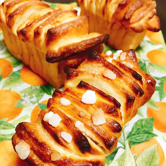 ミニ食パン型で焼くバターフレーキーとコーンパン