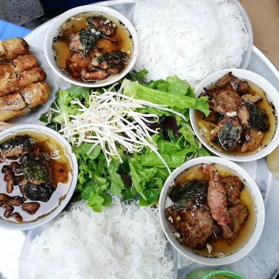 【ハノイで大人気】ベトナムのつけ麺 “ブンチャー” 