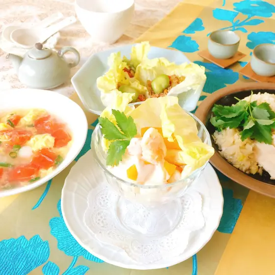 アジアンレッスン♫海南鶏飯〜シンガポールチキンライス〜、マンゴーとエビのカクテルサラダ、トマト酸辣湯、そら豆のレタス包み