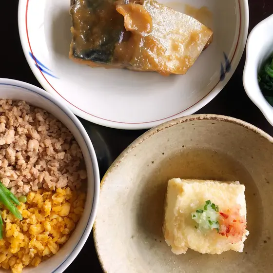 鯖の味噌煮と揚げ出し豆腐、親子そぼろご飯　和食でおもてなし