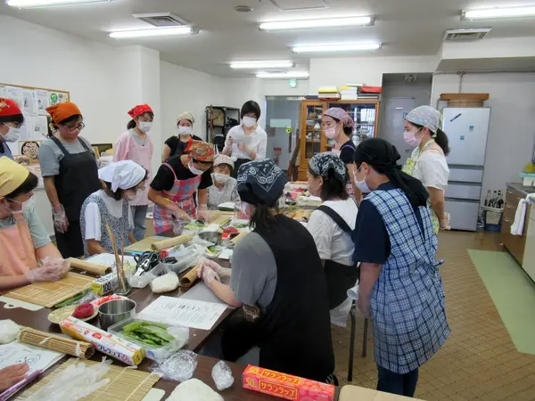 千葉県の郷土料理、房総太巻き寿司を楽しく巻いています。