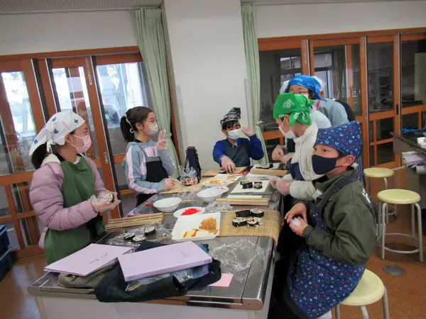 千葉大学付属小学校帰国児童が房総太巻き寿司を作りました。