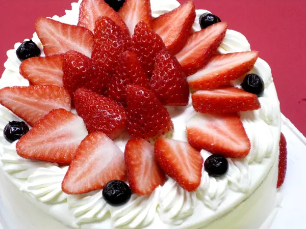 いちごたっぷりの生フレッシュケーキ。お誕生日にぴったり！