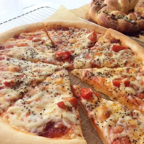 ピザは中級です。冷めてもガチガチになりません。