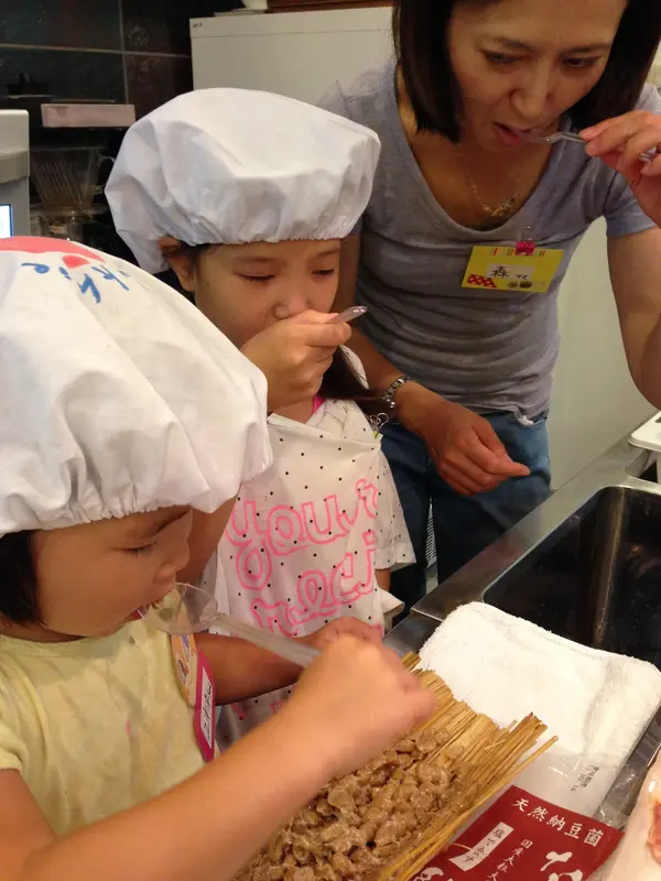納豆コロッケを作る前に、親子で「なにわら納豆」の味見を！