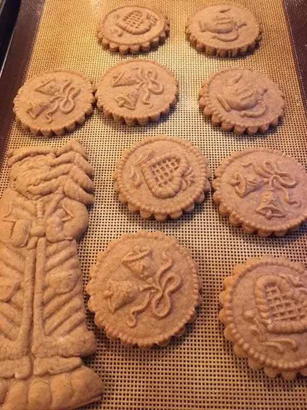 ベルギーのクッキーでざくざく食感でかわいい木型で作ってます。