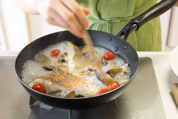 新鮮な鯛をアクアパッツァに。お魚料理も楽しい♪