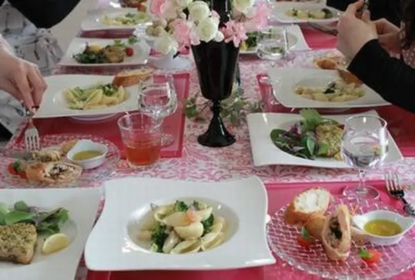 バレンタインを意識したピンクで甘めのテーブルコーディネート。