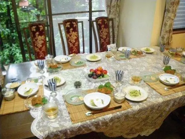 文月の精進懐石料理のテーブルです。蓮根の鰻もどきです。