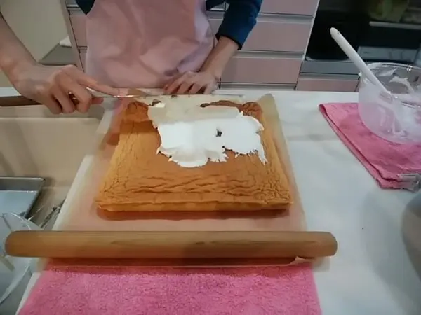 ロールケーキの生地にたっぷりクリームを塗りますよ！