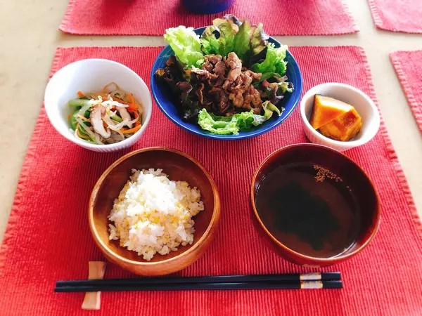 ＜春野菜で韓国気分＞家庭料理は肉より野菜がたくさん