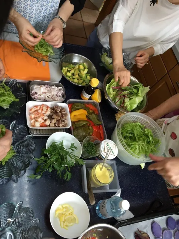 スペイン料理、魚介の刻み野菜サラダです。