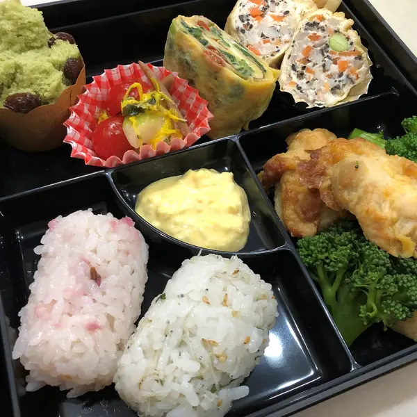 春の薬膳料理教室　お花見弁当。桜ご飯と手作りじゃこの俵寿司
