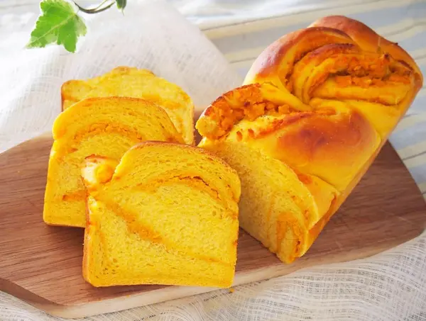 パウンド型で作るカボチャのツイスト食パン優しい甘みのパンです