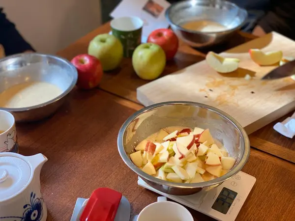 りんごのケーキを作る作業のひとこま