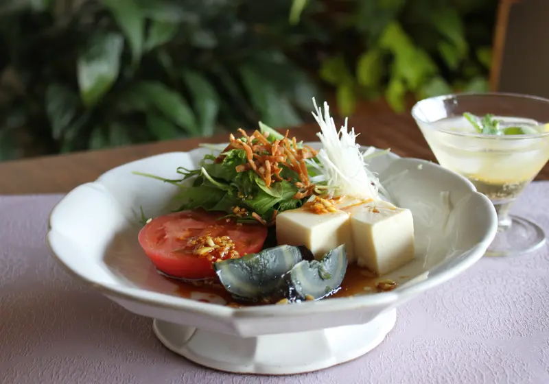ピータンと豆腐の中華風サラダ＆杏露酒ソーダー