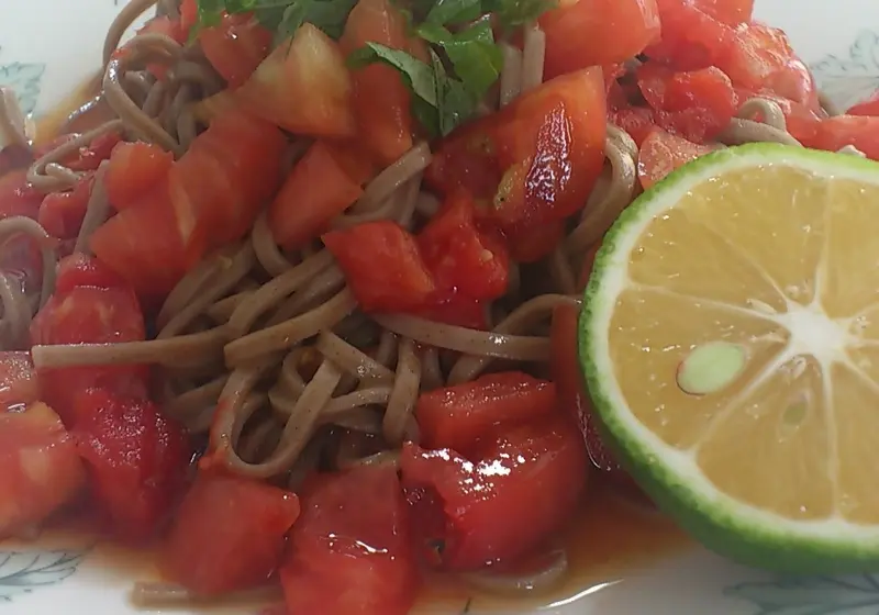 トマトとカボスのおそば オリーブオイル風味のレシピ 作り方 丹下 慶子 料理教室検索サイト クスパ