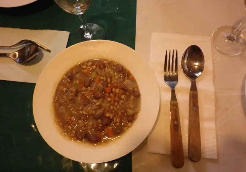 イタリア料理スペルト小麦とうずら豆のスープ  