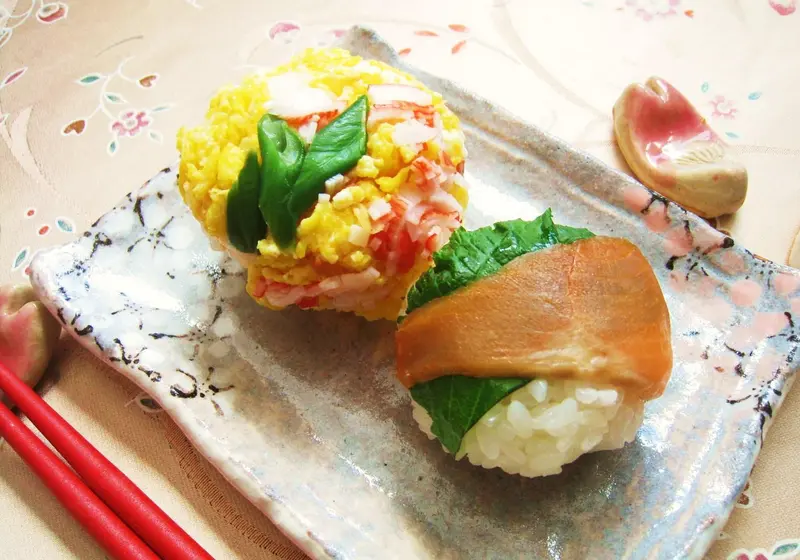 サーモン青じそ＆カニかま炒り卵　2種手まり寿司