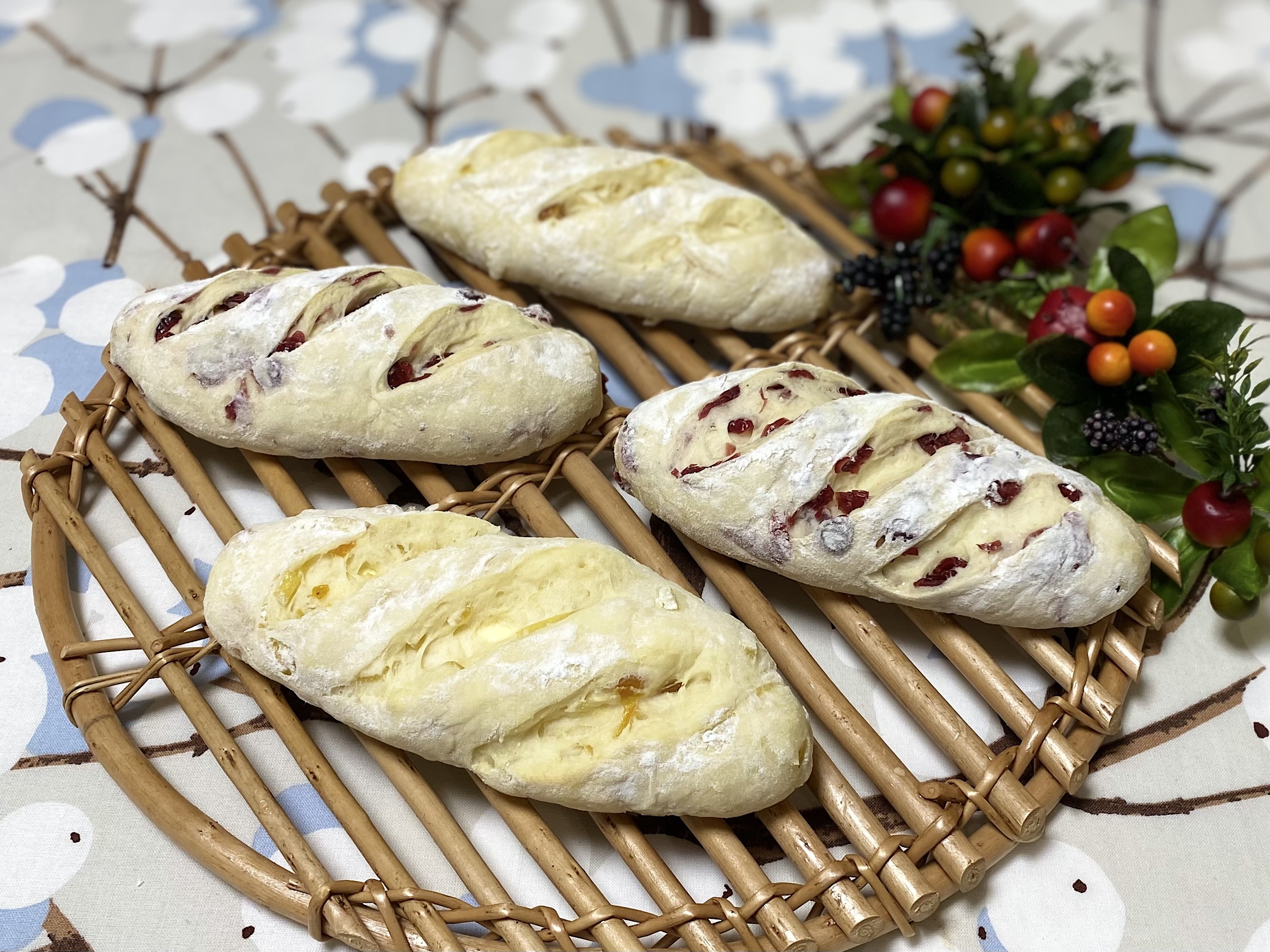白パン〜クランベリー2コ&レモンアプリコ2コ